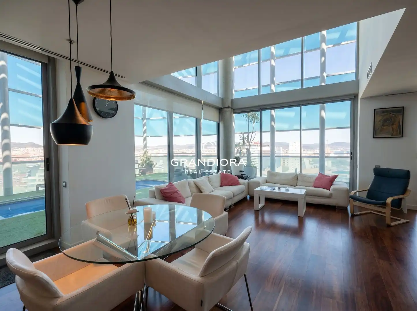 Sala d'estar de Àtic de lloguer en Barcelona amb Aire condicionat, Terrassa i Piscina