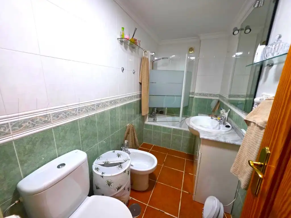 Badezimmer von Wohnungen zum Verkauf in Torremolinos mit Privatgarten, Terrasse und Schwimmbad
