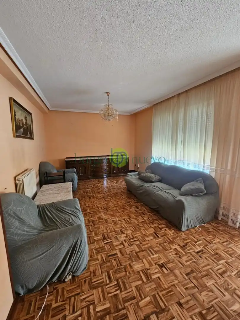 Sala d'estar de Casa o xalet en venda en Sariegos amb Calefacció, Terrassa i Balcó