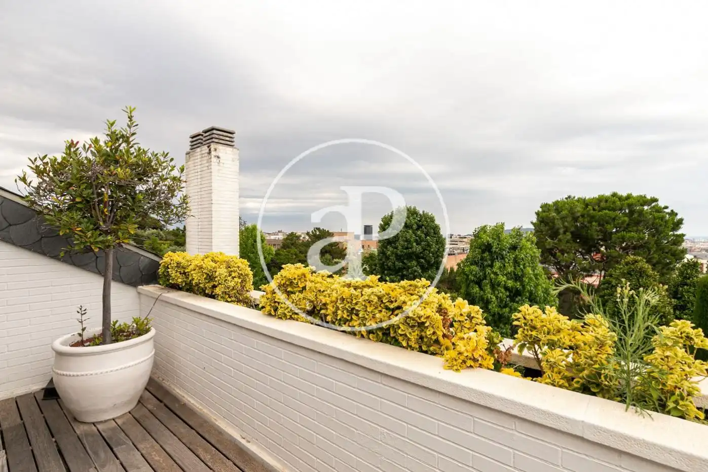 Terrasse von Einfamilien-Reihenhaus zum Verkauf in Barcelona mit Klimaanlage, Heizung und Privatgarten