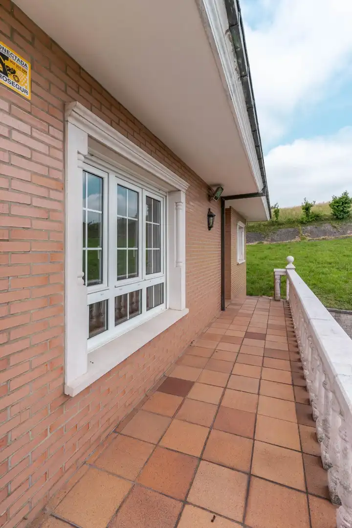 Vista exterior de Casa o xalet en venda en Gijón  amb Calefacció, Jardí privat i Traster