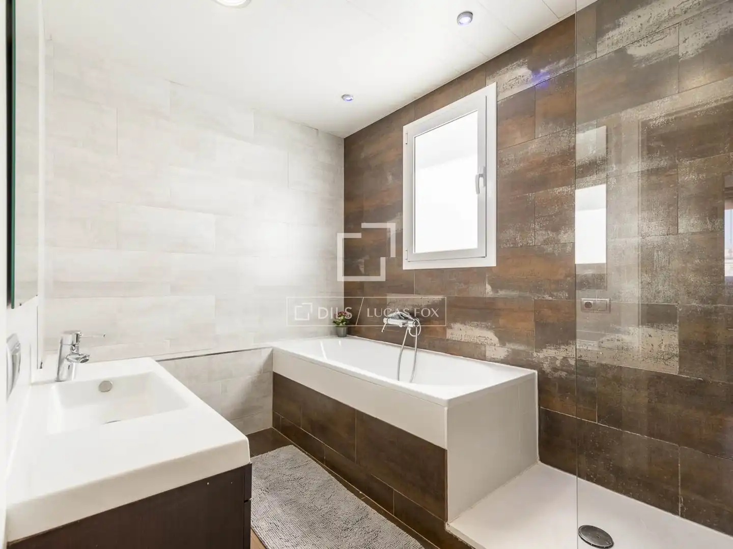 Baño de Ático en venta en Barcelona con Aire acondicionado, Terraza y Amueblado