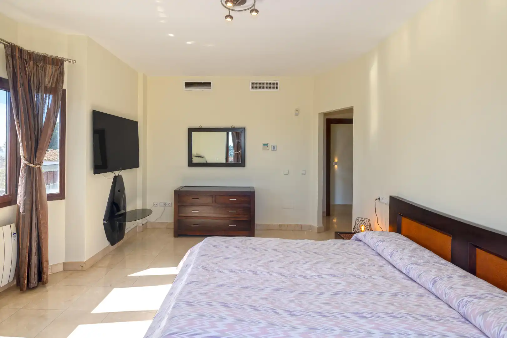 Dormitori de Casa o xalet en venda en Marbella amb Aire condicionat, Jardí privat i Terrassa