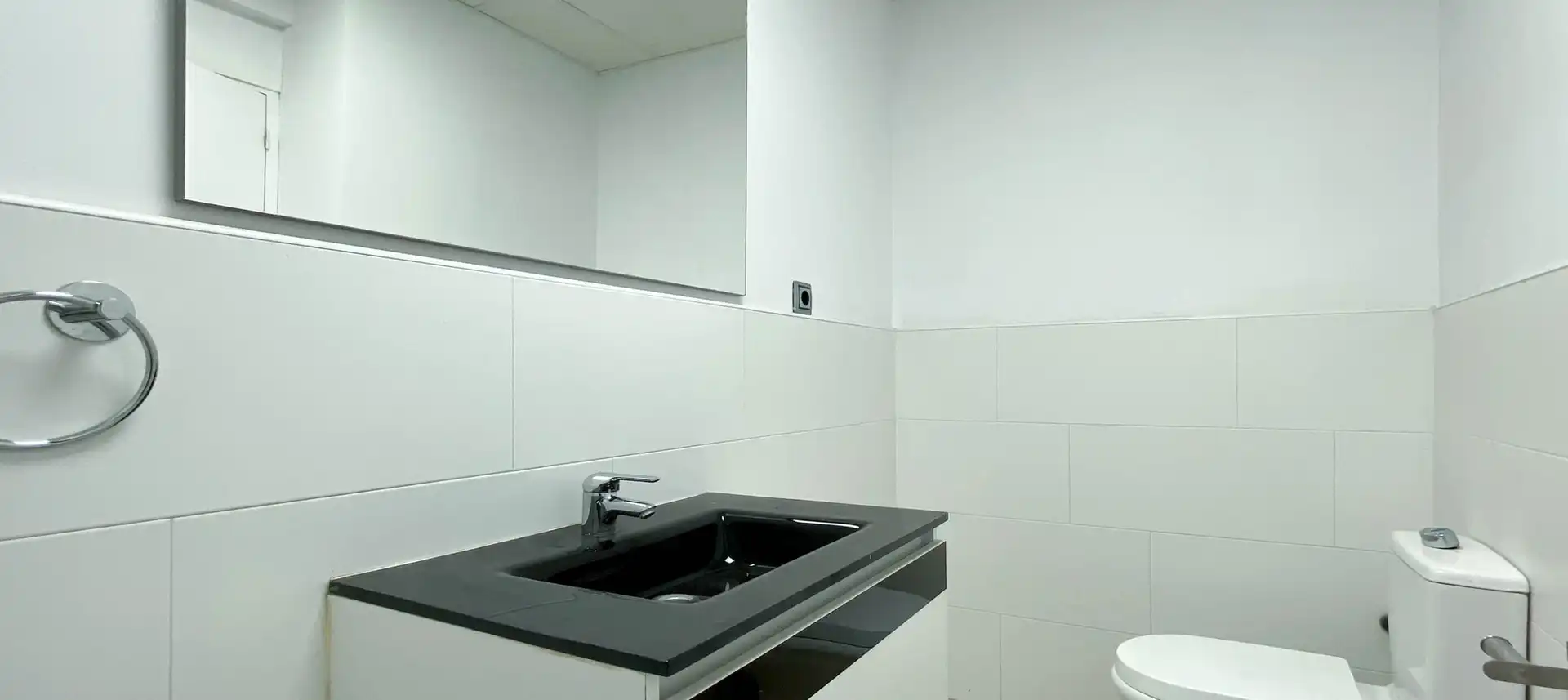 Baño de Oficina de alquiler en Barcelona con Aire acondicionado y Calefacción