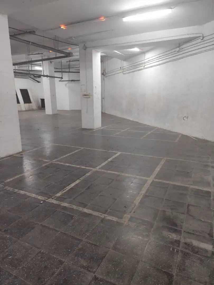Parkplatz von Fabrikhallen zur Miete in Barcelona