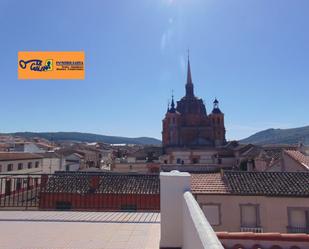 Vista exterior de Casa o xalet en venda en San Carlos del Valle amb Terrassa i Balcó