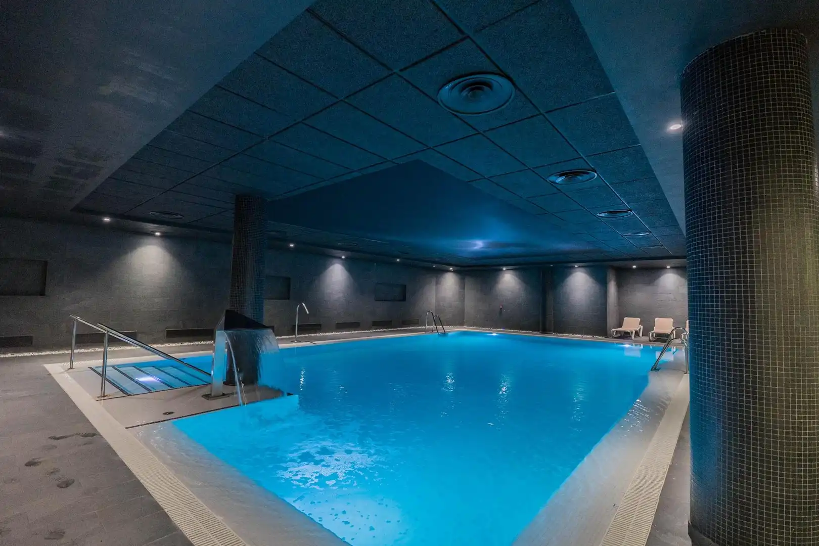 Swimming pool of Flat for sale in Benahavís  with Air Conditioner, Heating and Private garden