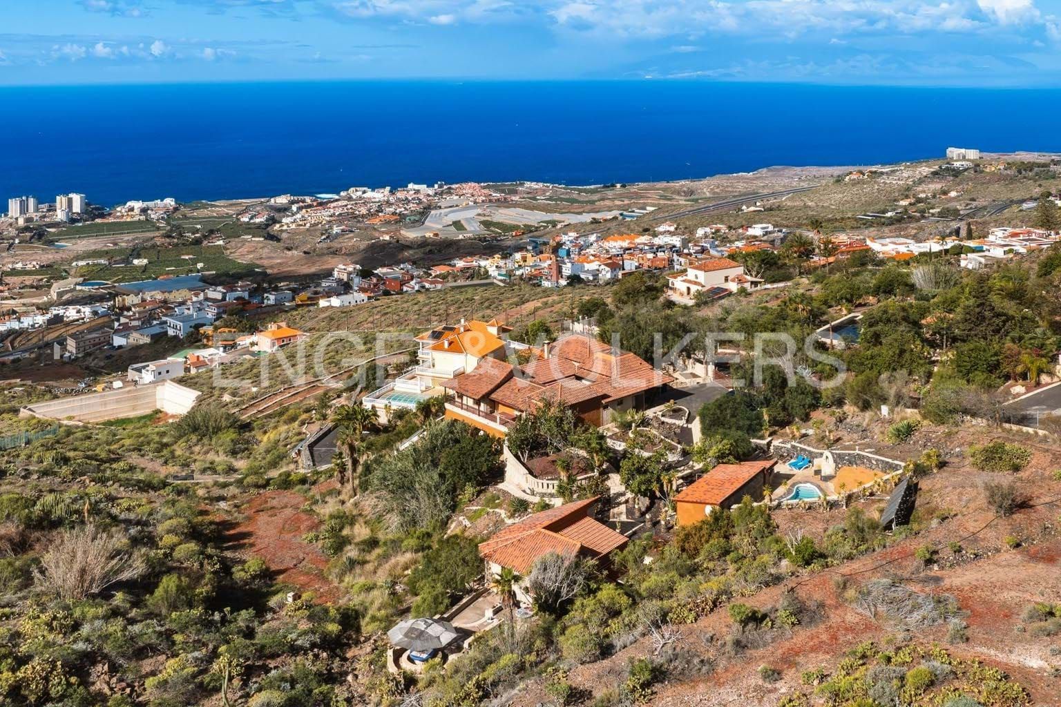 Vista exterior de Casa o xalet en venda en Adeje amb Terrassa, Piscina i Moblat