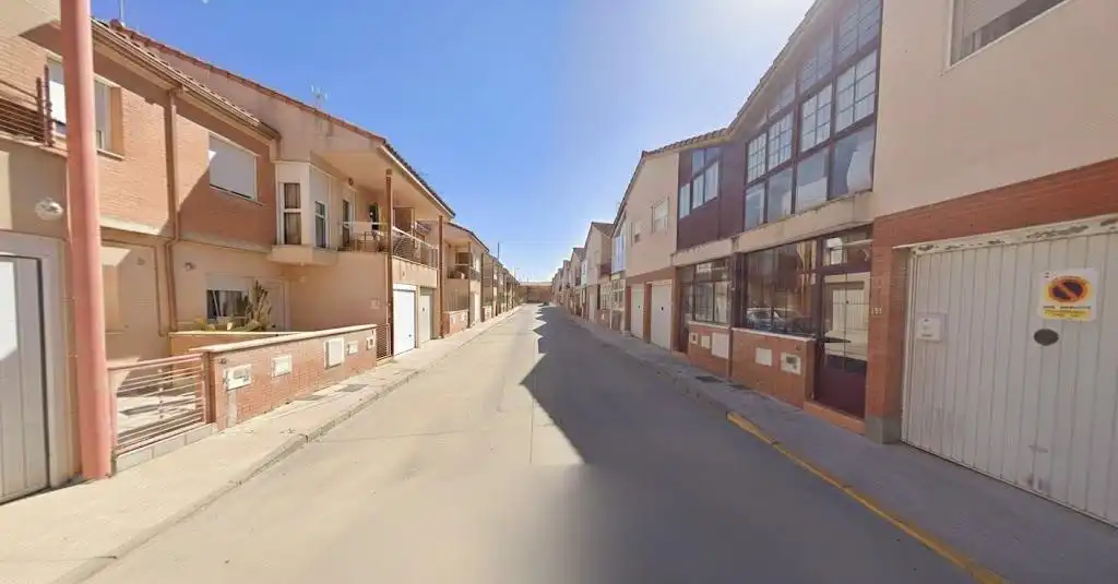 Vista exterior de Casa adosada en venta en Santovenia de Pisuerga con Terraza y Balcón