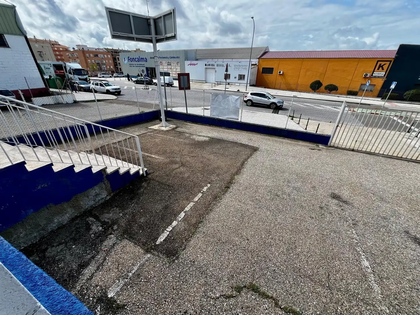 Parkplatz von Fabrikhallen zum Verkauf in Badajoz