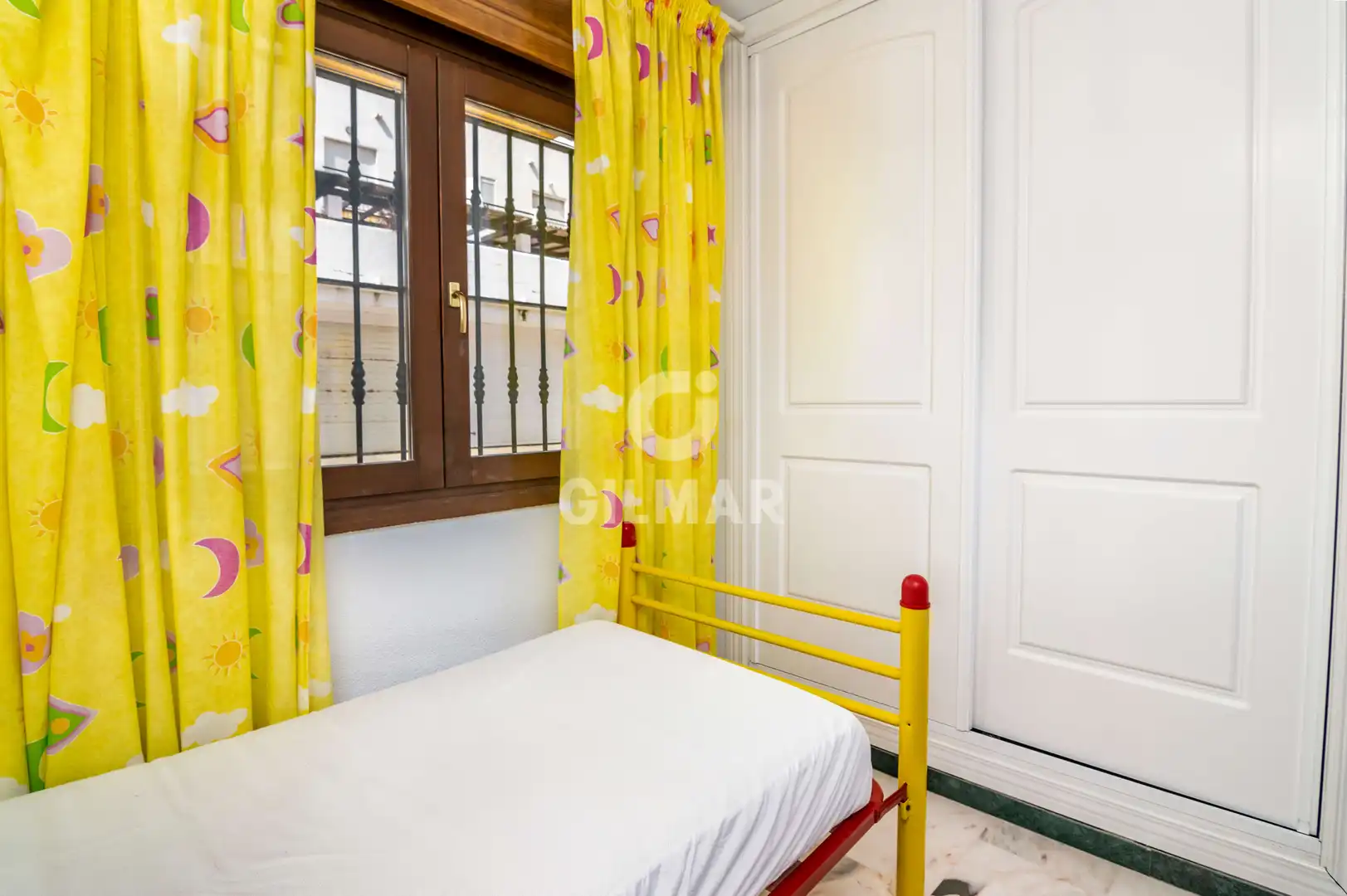 Schlafzimmer von Einfamilien-Reihenhaus zum Verkauf in Manilva mit Heizung, Privatgarten und Schwimmbad