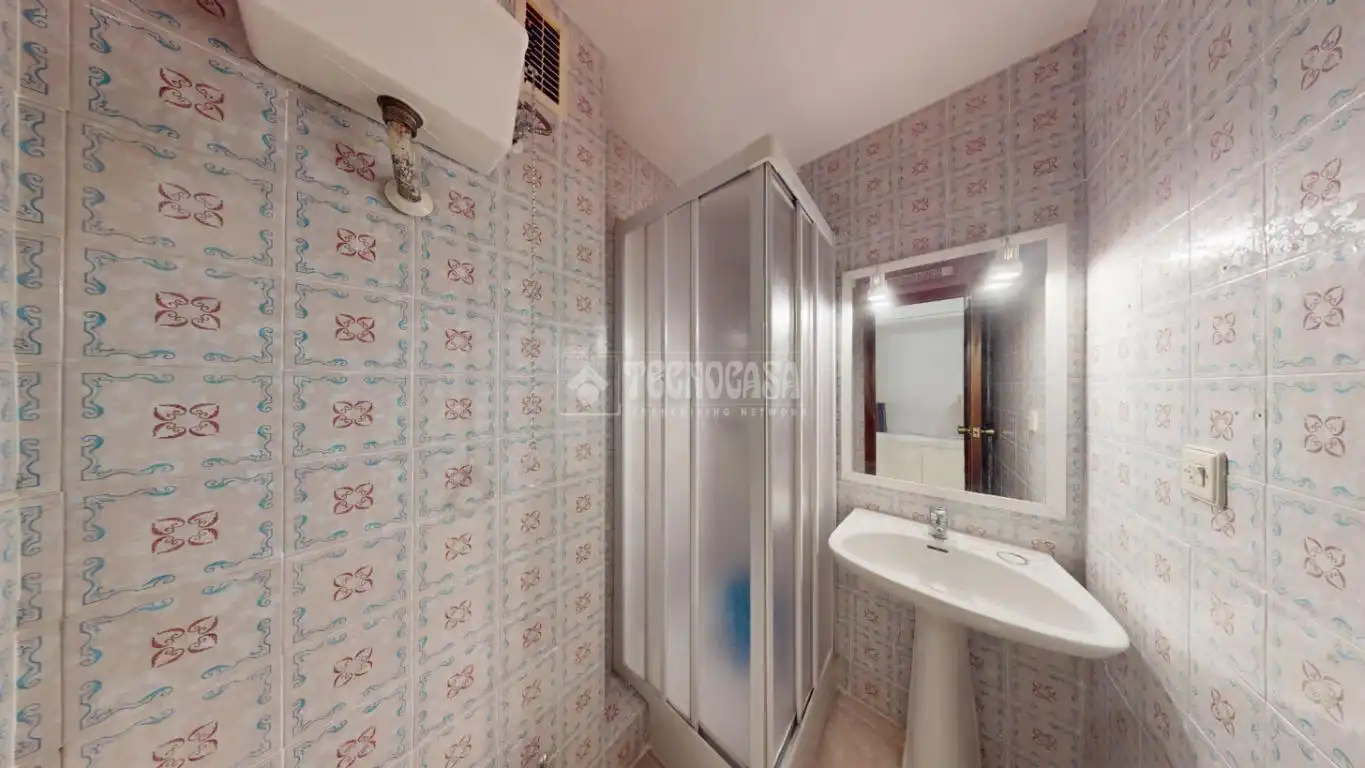 Bathroom of Flat for sale in Valencia  with Air Conditioner and Balcony