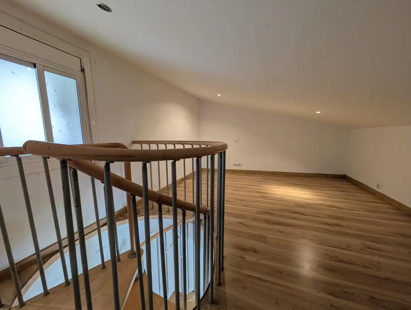 Dúplex en venta en Sant Vicenç Dels Horts con Aire acondicionado, Calefacción y Terraza