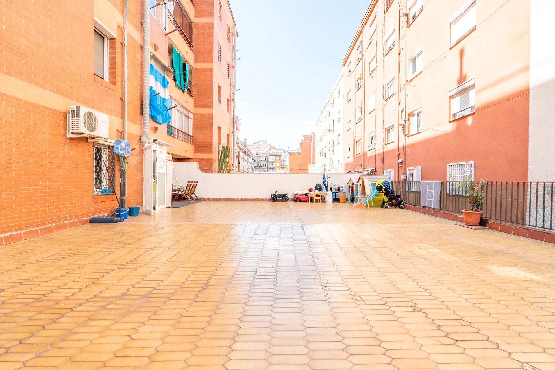 Exterior view of Flat for sale in  Barcelona Capital  with Air Conditioner, Heating and Parquet flooring