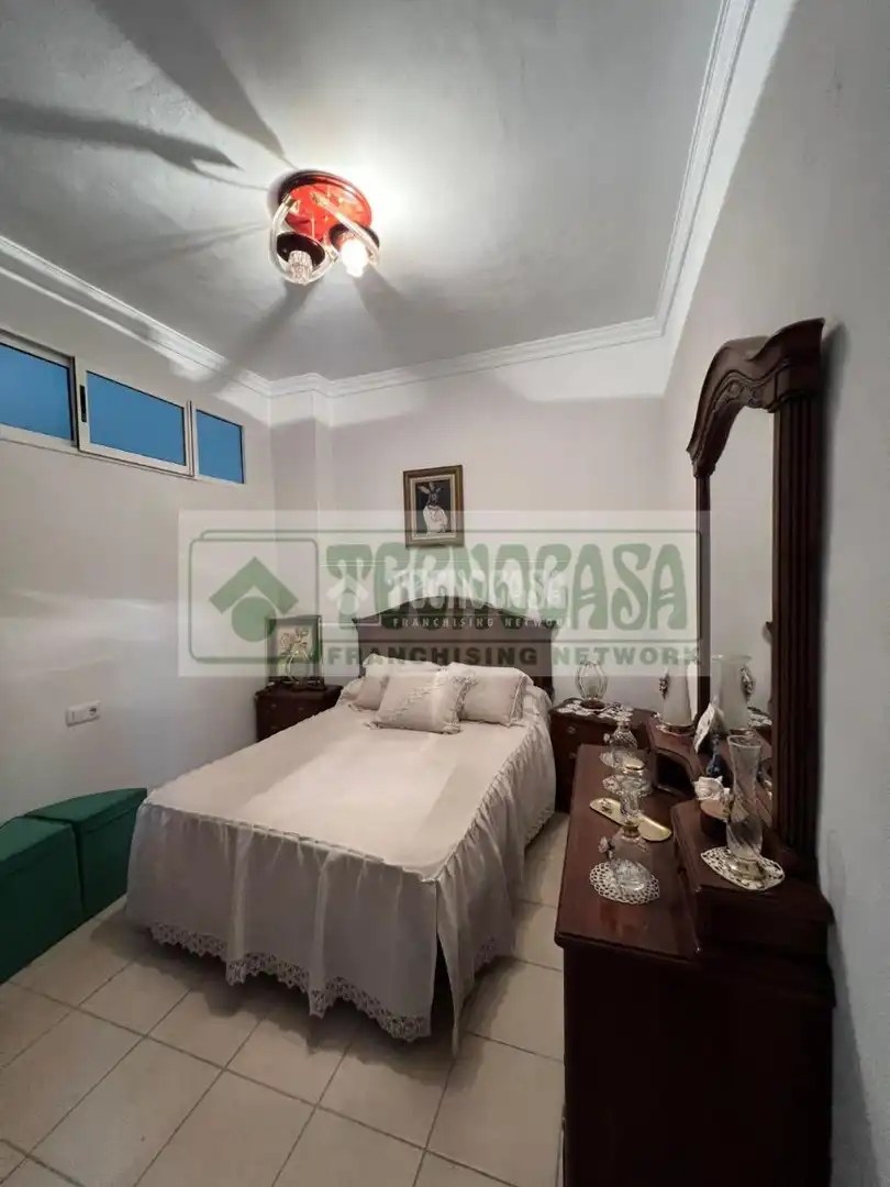 Schlafzimmer von Einfamilien-Reihenhaus zum Verkauf in Setenil de las Bodegas mit Heizung