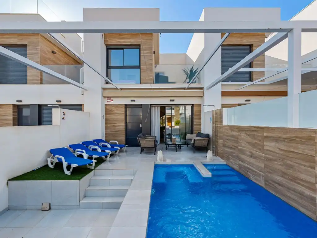 Casa aparellada amb piscina en venda a Calle San Miguel