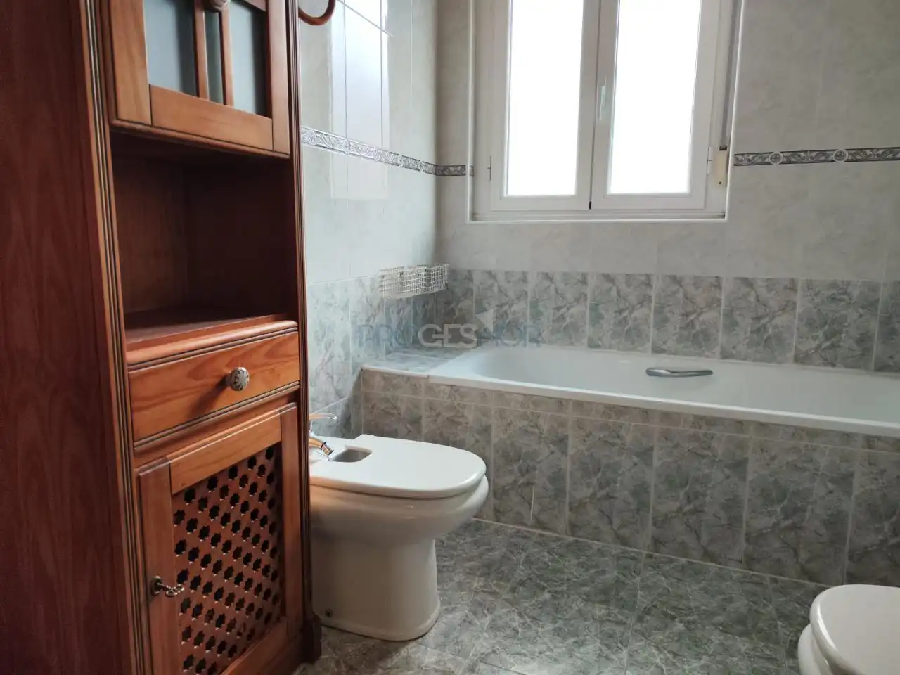 Bany de Casa adosada en venda en Valdefresno amb Calefacció, Jardí privat i Parquet
