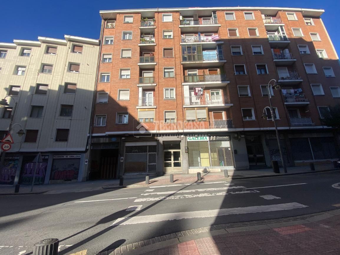 Vista exterior de Garatge en venda en Bilbao 