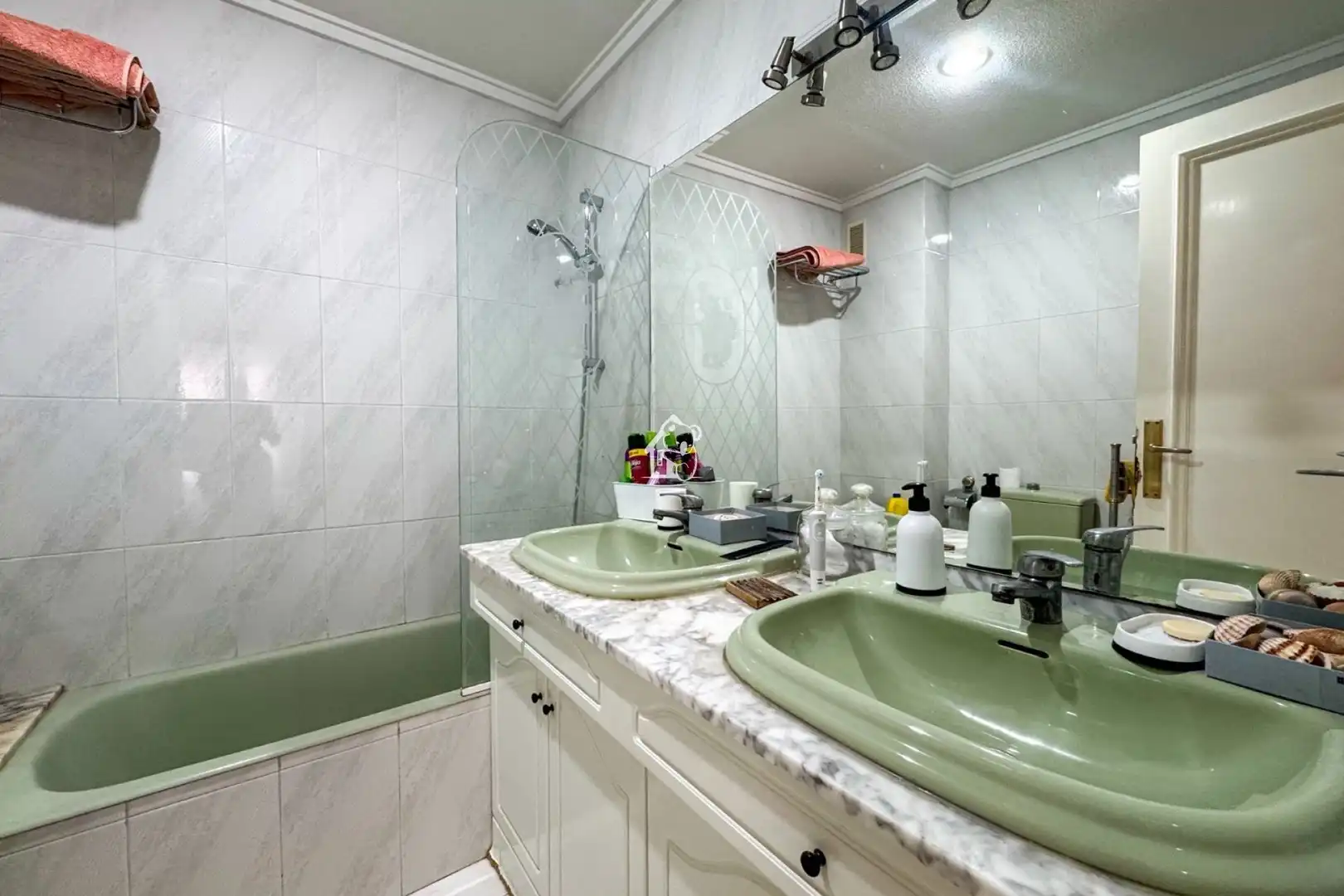 Baño de Apartamento de alquiler en Torrevieja con Aire acondicionado, Amueblado y Horno