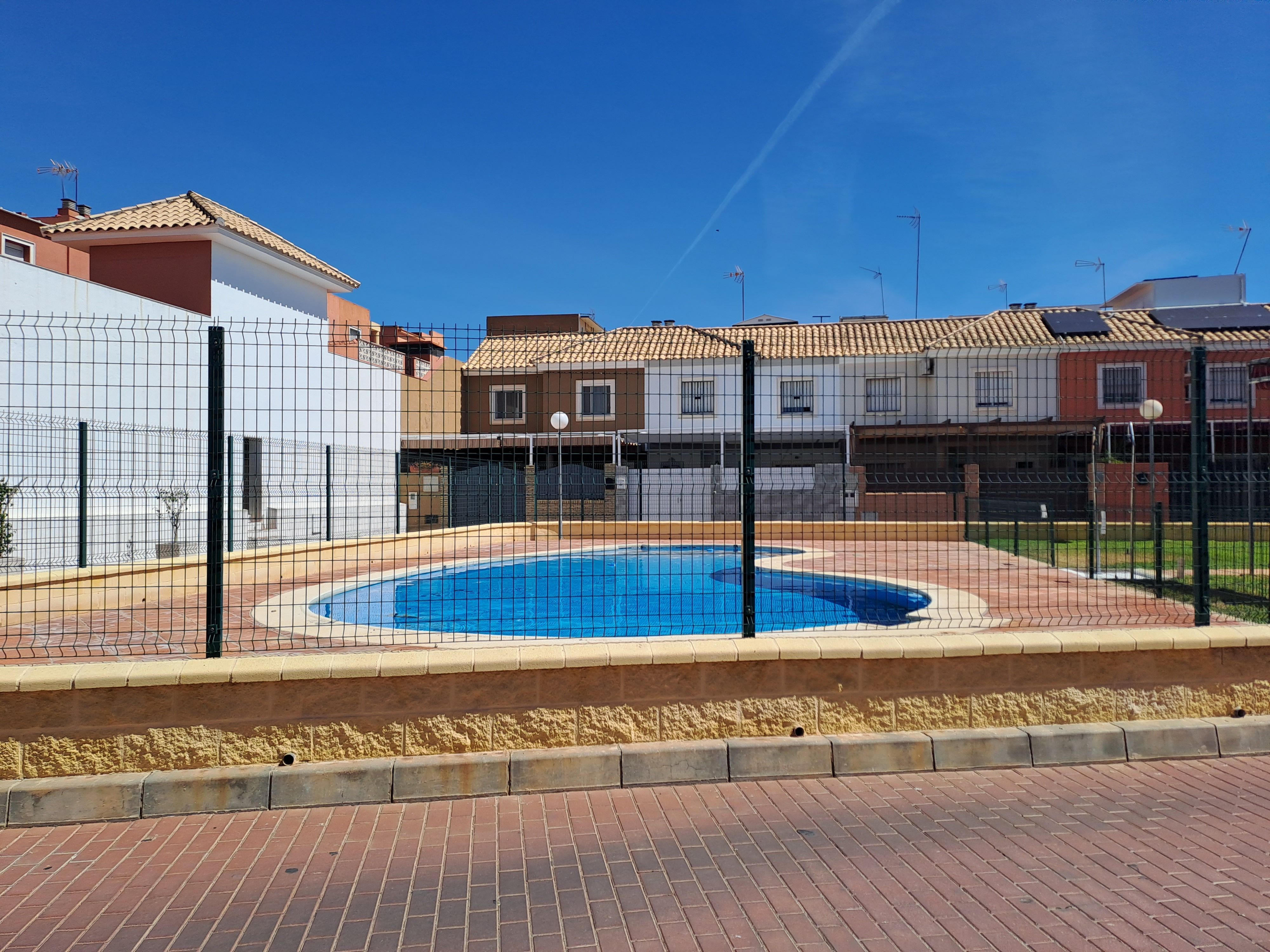 Piscina de Casa adosada en venda en Dos Hermanas amb Aire condicionat, Calefacció i Terrassa