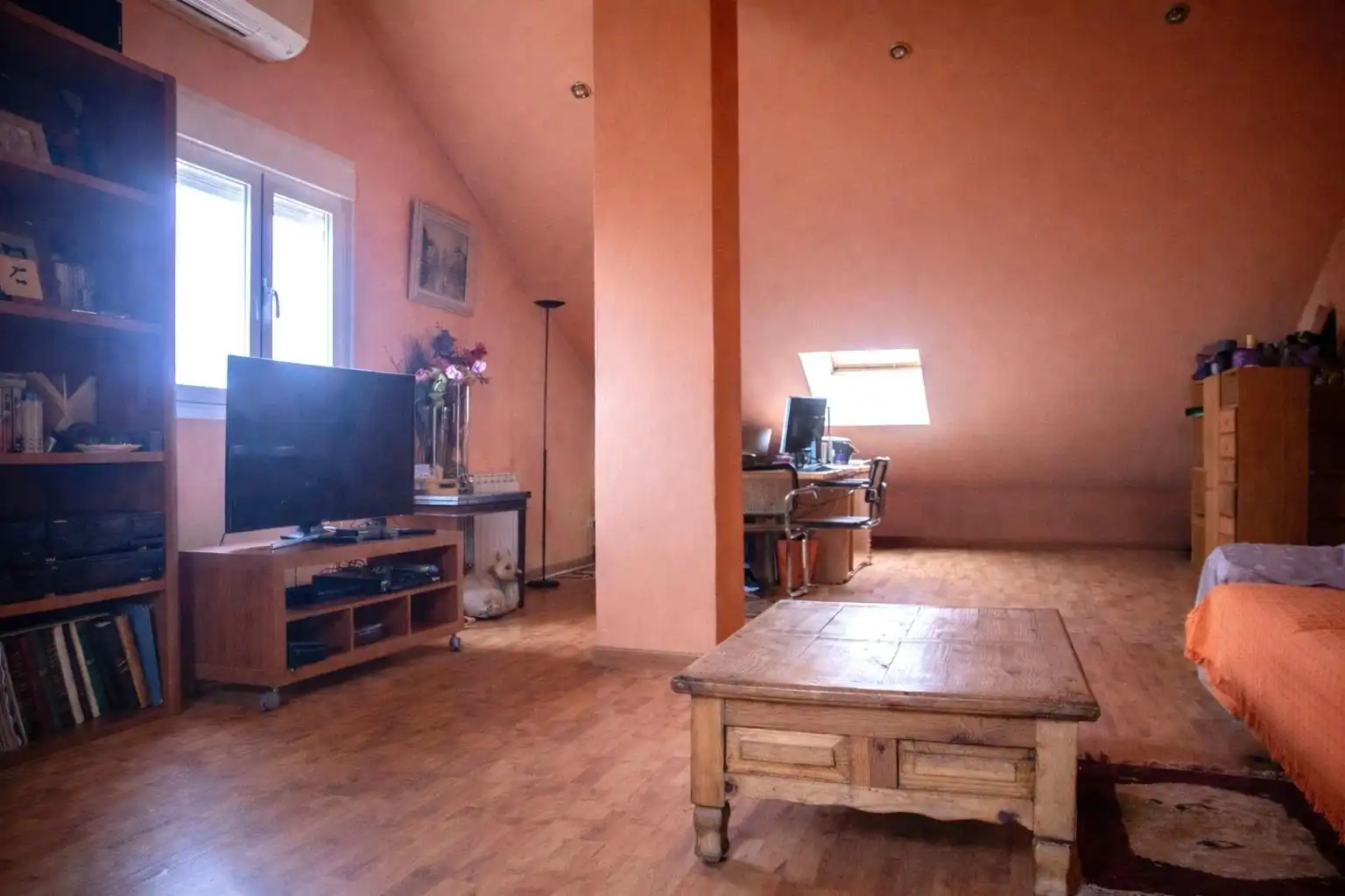 Sala de estar de Casa adosada en venta en Rivas-Vaciamadrid con Aire acondicionado, Calefacción y Jardín privado