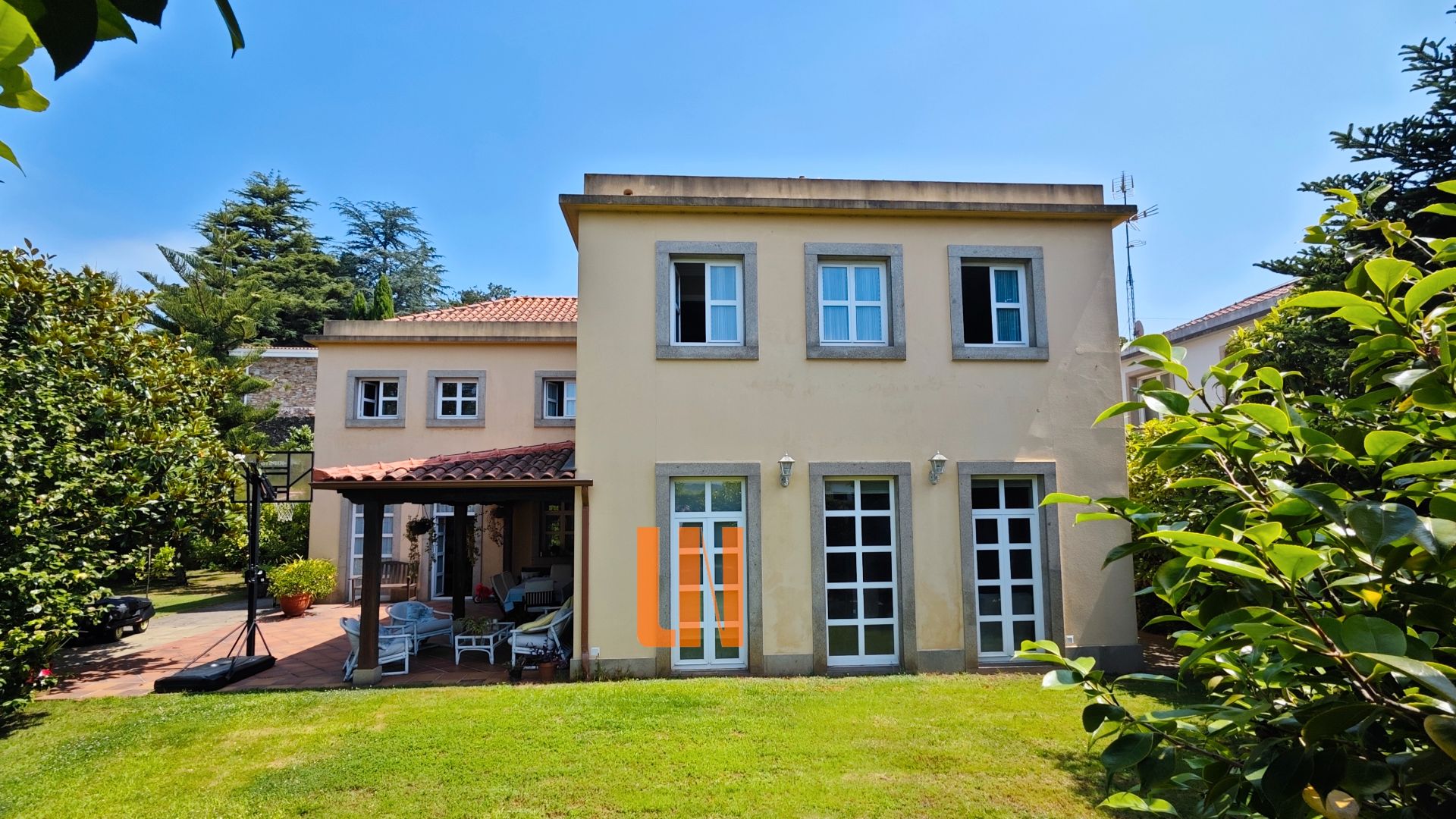 Vista exterior de Casa o xalet en venda en Oleiros amb Calefacció, Jardí privat i Parquet