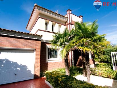 Vista exterior de Casa o xalet en venda en Colmenar del Arroyo amb Calefacció, Jardí privat i Terrassa