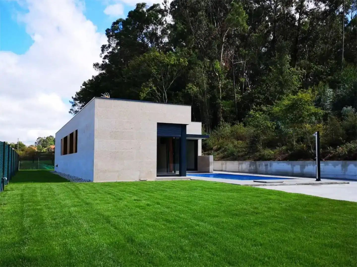 Vista exterior de Casa o xalet en venda en Tomiño amb Aire condicionat, Jardí privat i Traster