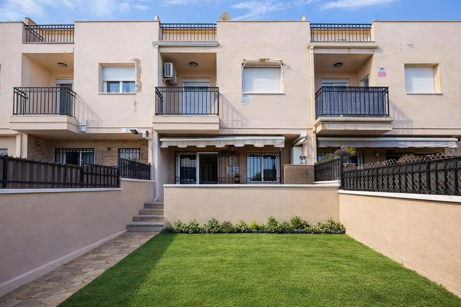 Vista exterior de Casa o xalet en venda en Salou amb Aire condicionat, Jardí privat i Terrassa