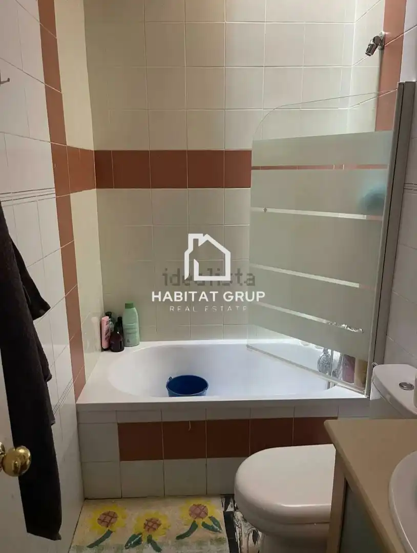 Baño de Casa adosada en venta en Girona con Calefacción, Terraza y Trastero