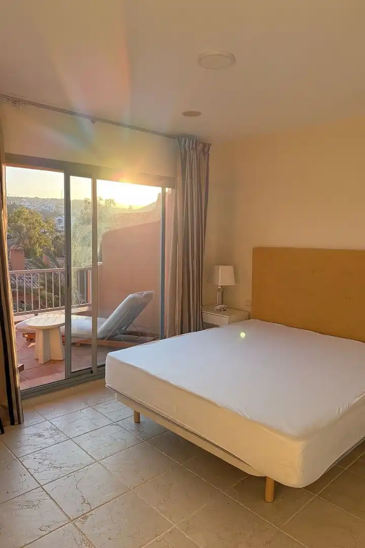 Dormitori de Àtic de lloguer en Estepona amb Aire condicionat, Terrassa i Piscina