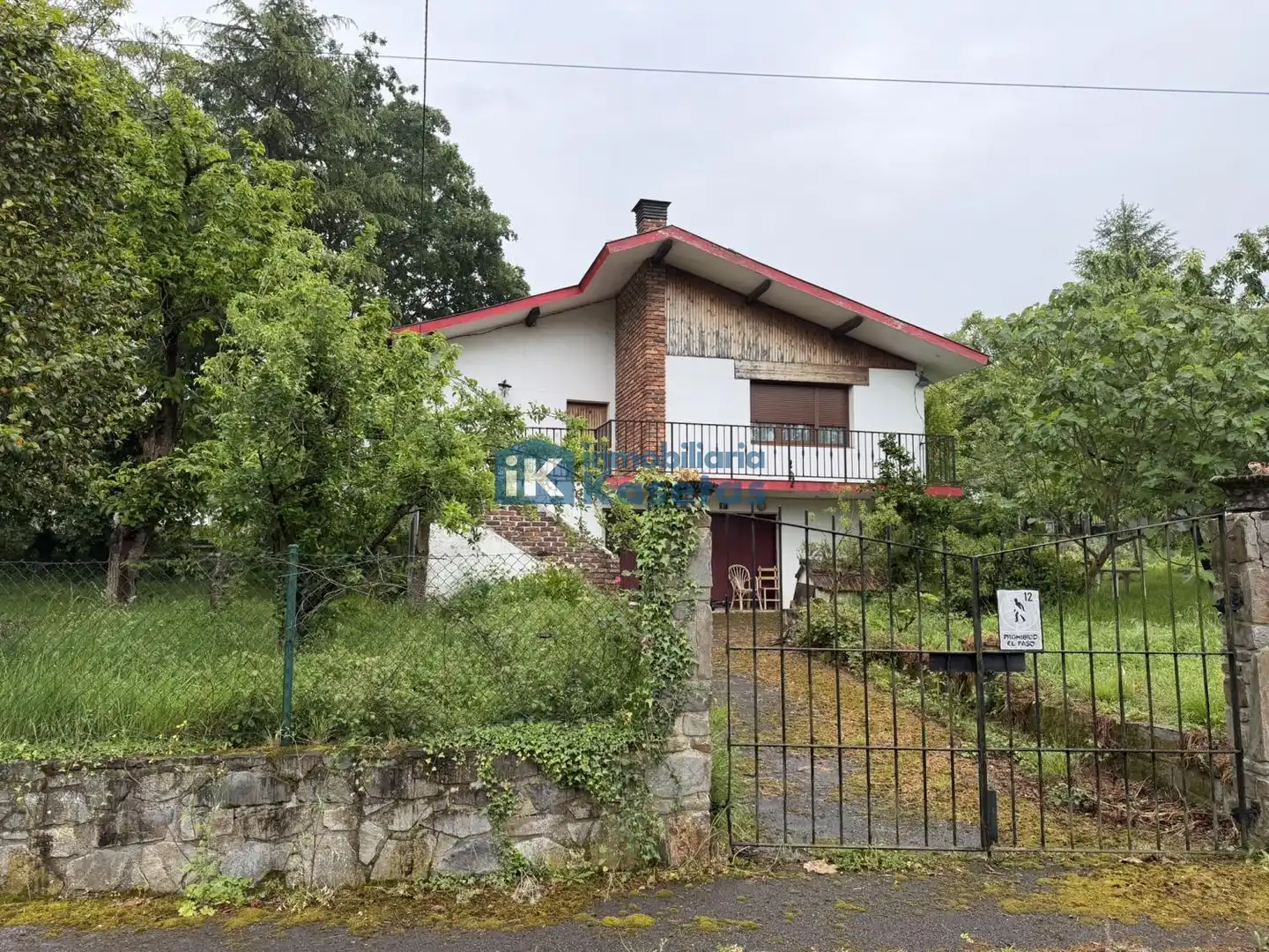 Außenansicht von Einfamilien-Reihenhaus zum Verkauf in Arrankudiaga / Zollo mit Heizung