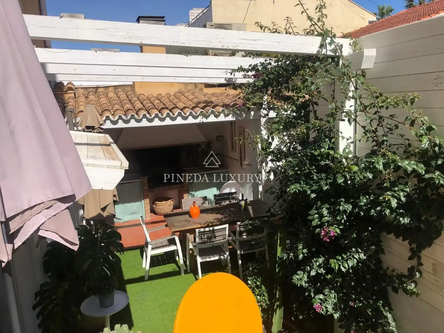 Terrasse von Einfamilien-Reihenhaus zum Verkauf in Valencia mit Terrasse, Schwimmbad und Möbliert