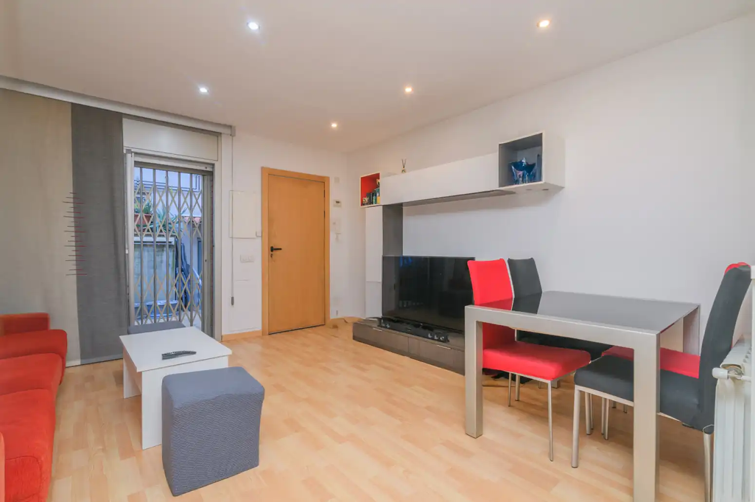 Living room of Flat for sale in Sant Boi de Llobregat  with Parquet flooring and Terrace