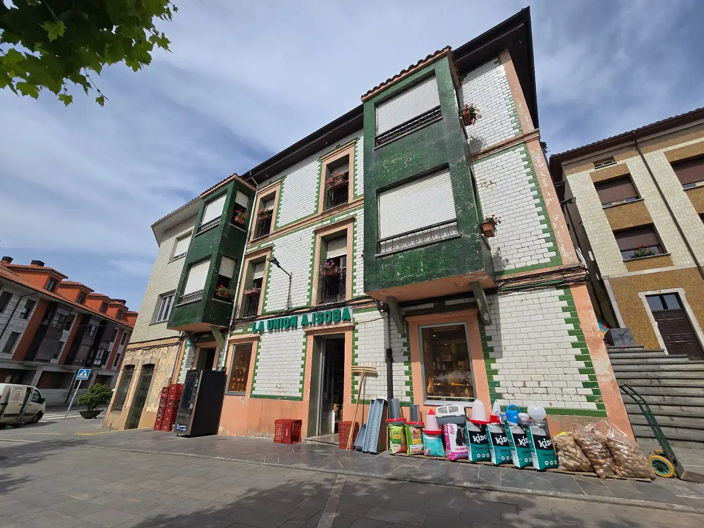 Außenansicht von Gebäude zum Verkauf in Llanes