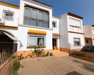 Vista exterior de Casa adosada de lloguer en Sanlúcar la Mayor amb Aire condicionat, Terrassa i Piscina