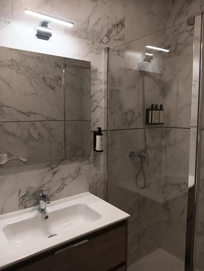 Bany de Apartament de lloguer en Sevilla amb Aire condicionat i Moblat