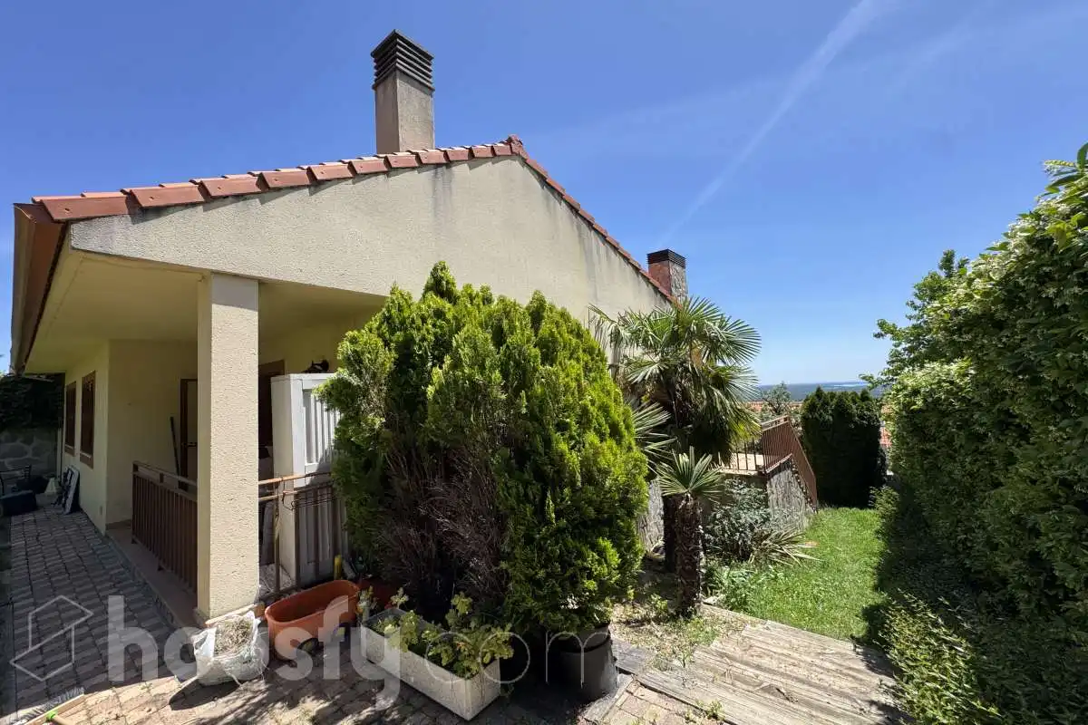 Vista exterior de Casa o xalet de lloguer en San Lorenzo de El Escorial amb Jardí privat, Terrassa i Traster