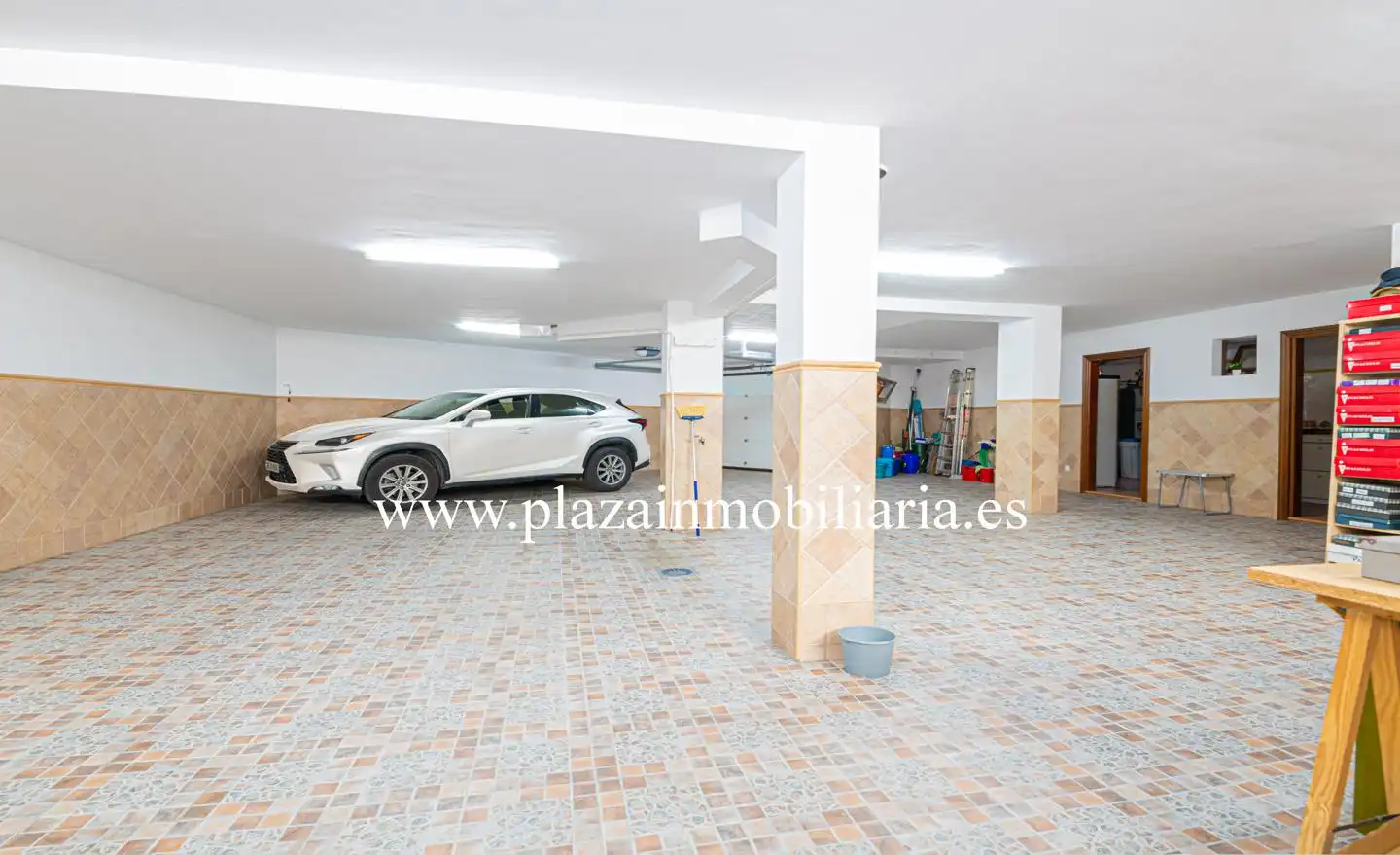 Parking of Houses for sale in Lucena