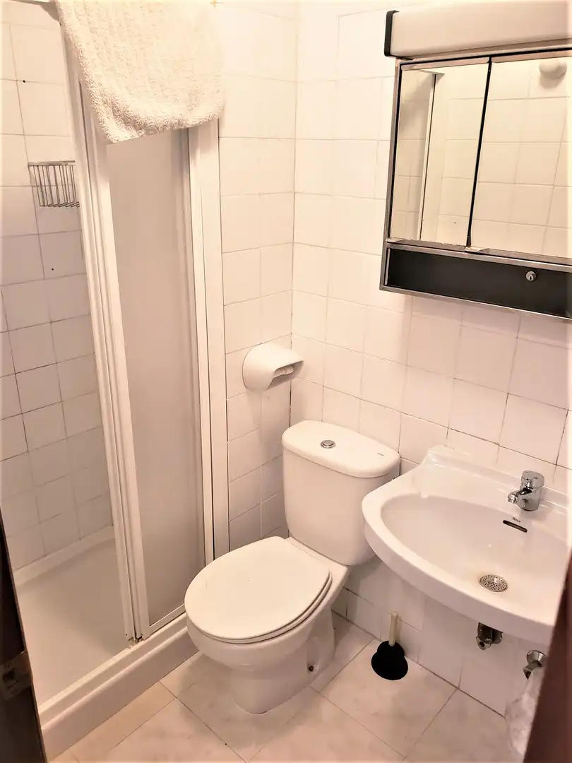 Baño de Piso de alquiler en Cáceres con Calefacción, Terraza y Amueblado