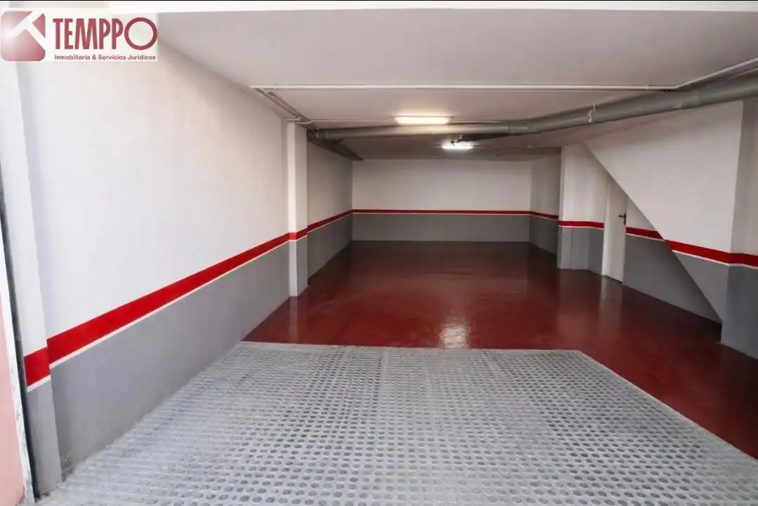Aparcament de Casa adosada en venda en El Vendrell amb Calefacció, Jardí privat i Terrassa