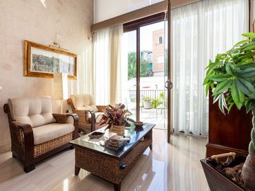 Villa con balcone in vendita a Calle GAONA