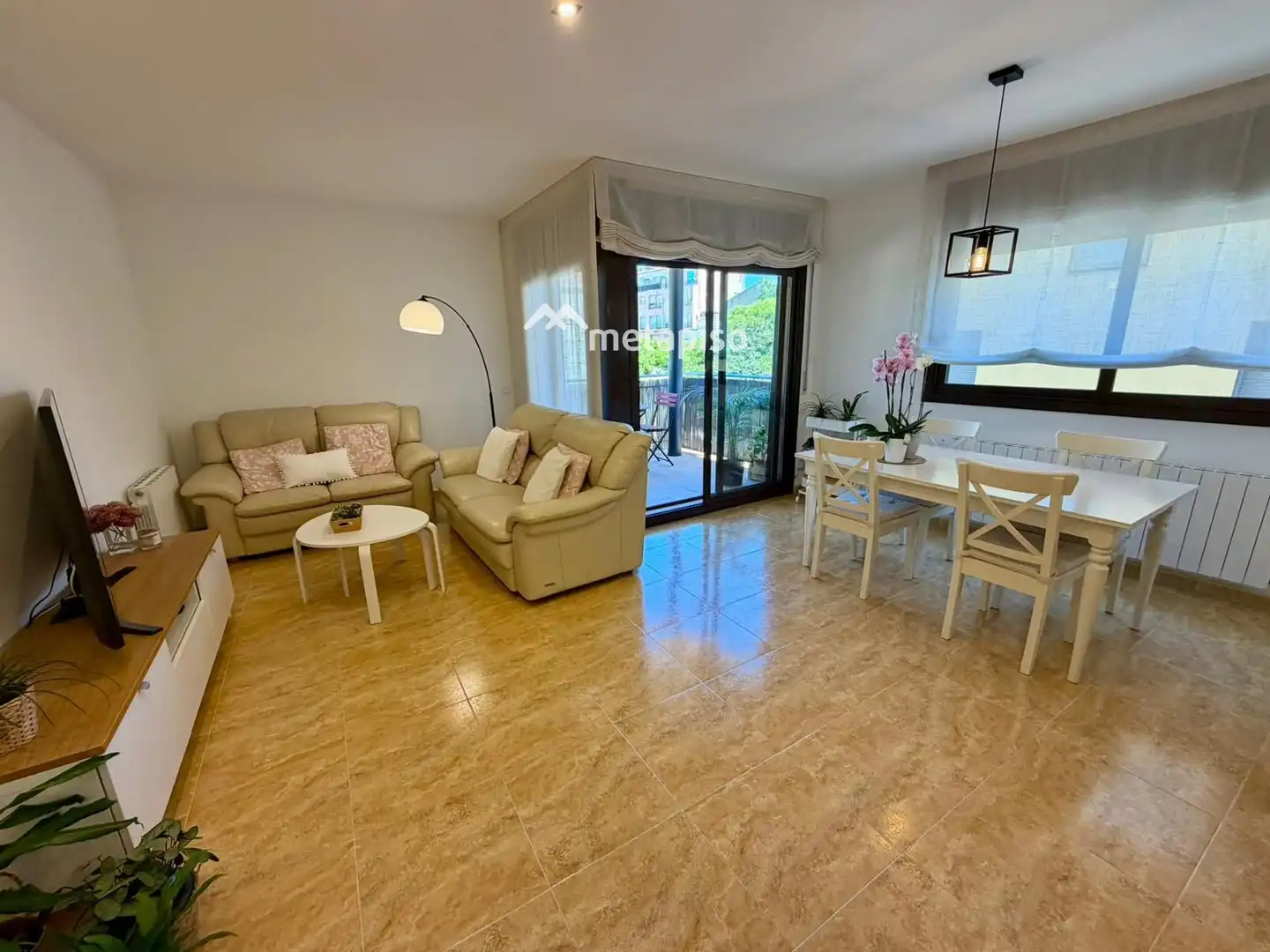 Sala de estar de Casa adosada en venta en Santa Margarida I Els Monjos con Aire acondicionado, Calefacción y Terraza