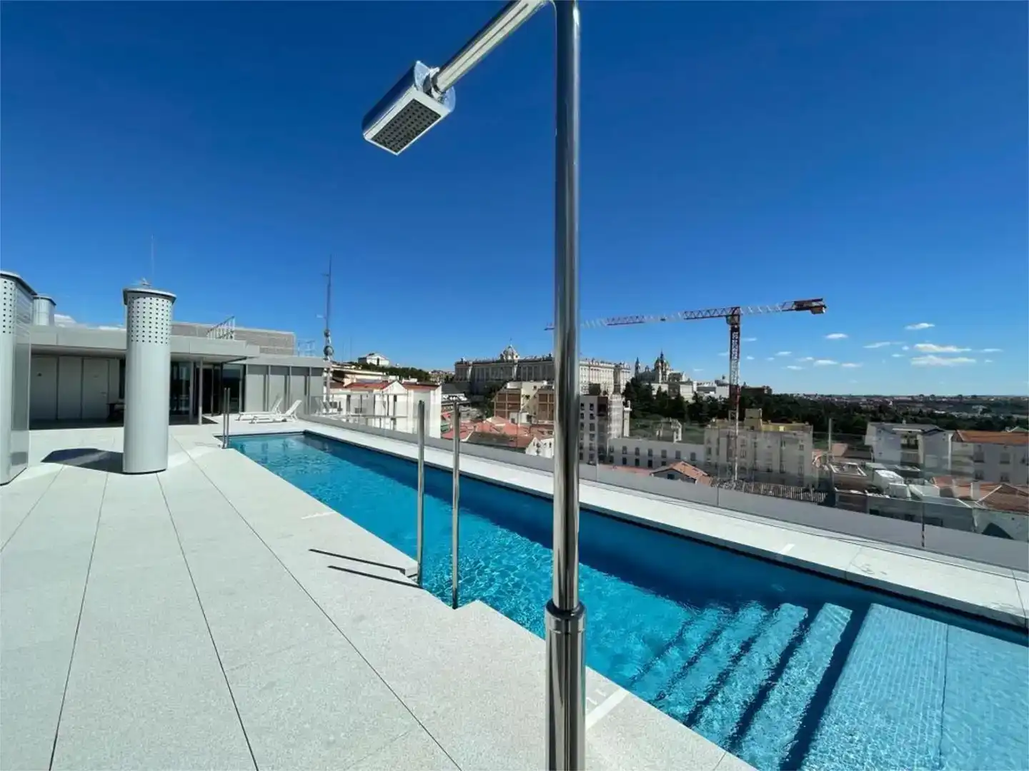 Schwimmbecken von Wohnung zur Miete in Madrid mit Klimaanlage, Privatgarten und Parkett