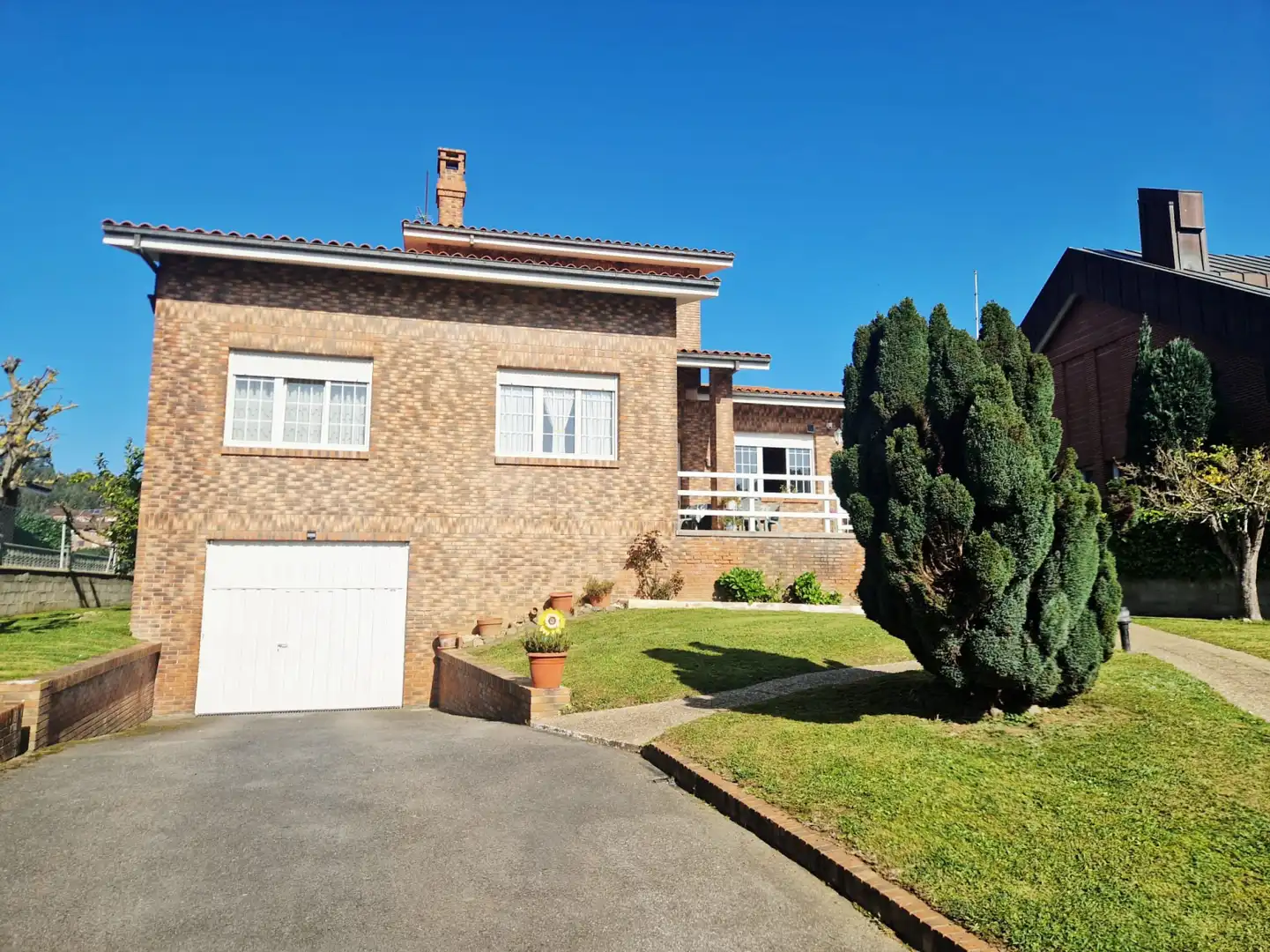 Vista exterior de Casa o chalet en venta en Castrillón con Calefacción, Terraza y Trastero