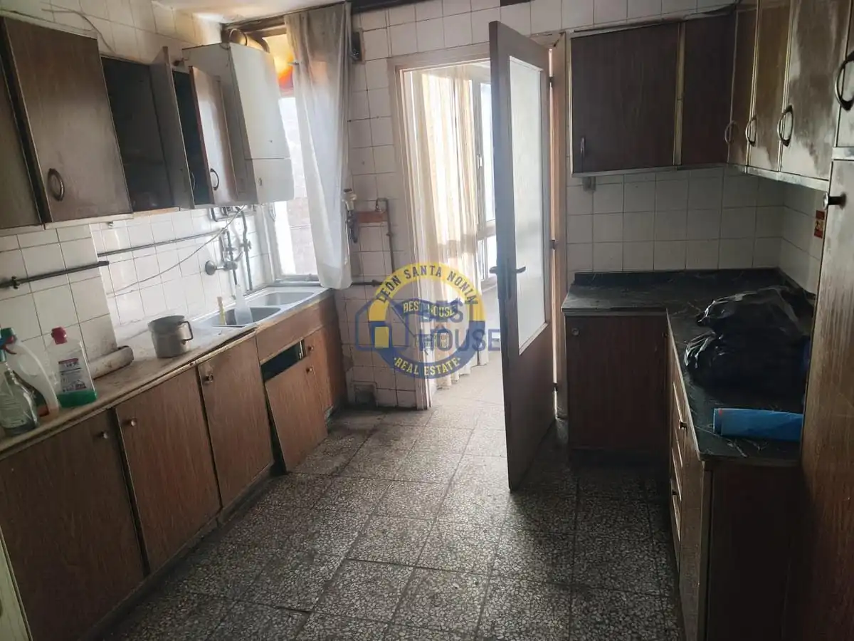 Küche von Wohnung zum Verkauf in León Capital  mit Heizung, Parkett und Terrasse