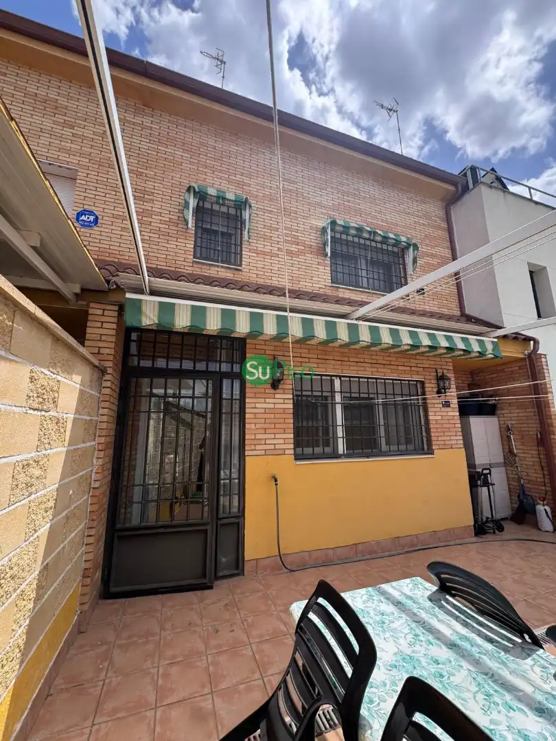 Vista exterior de Casa adosada en venda en Illescas amb Calefacció, Jardí privat i Piscina