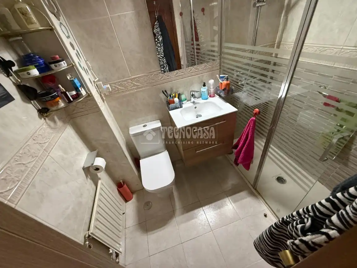 Bathroom of Flat for sale in Madrid