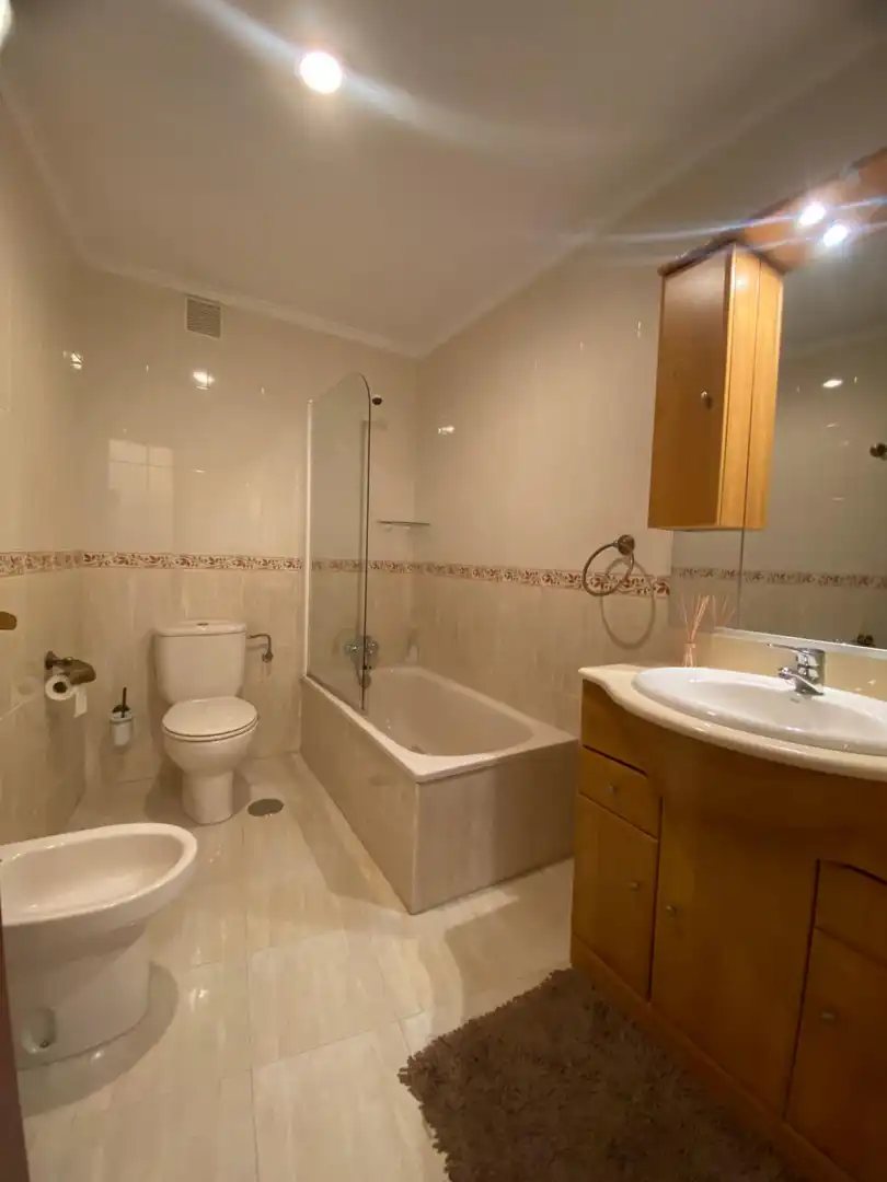 Badezimmer von Wohnung zur Miete in Siero mit Heizung und Privatgarten