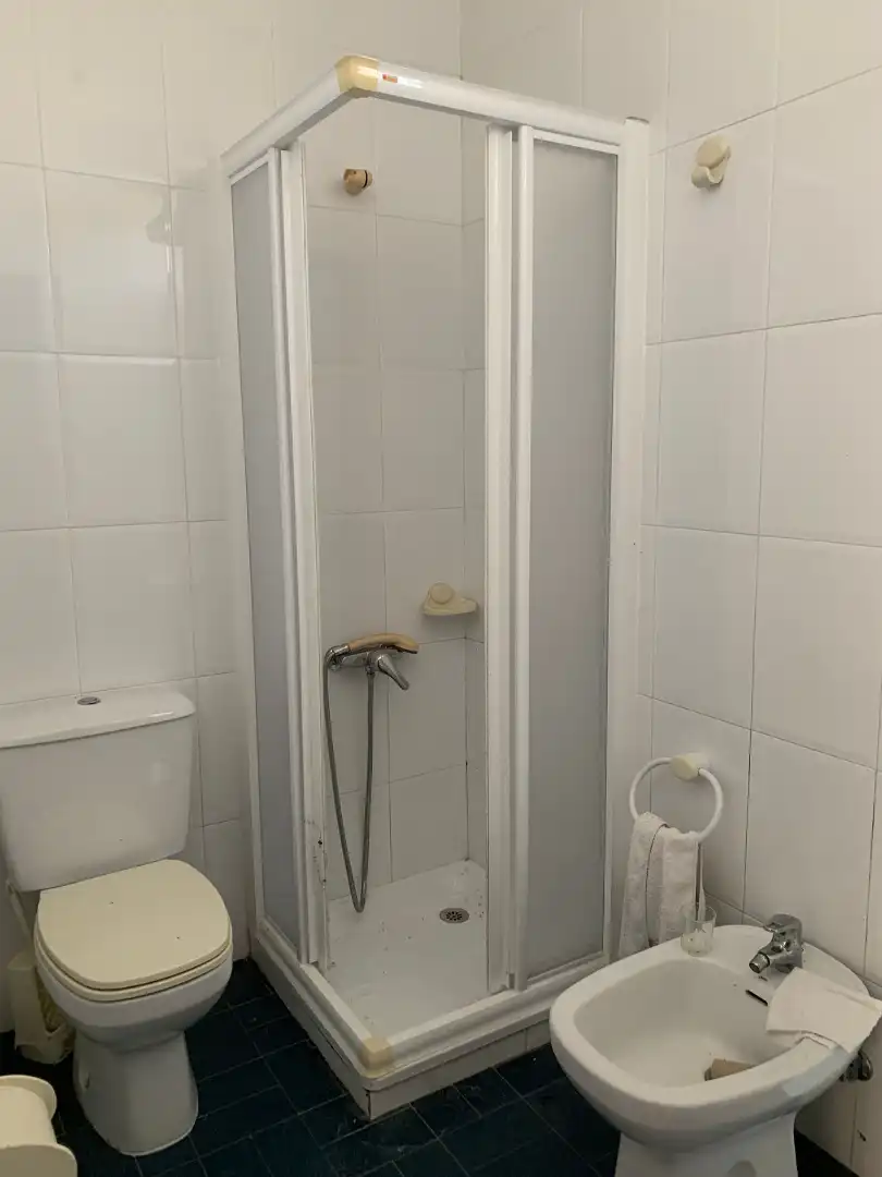 Baño de Finca rústica en venta en Cualedro con Calefacción, Terraza y Amueblado